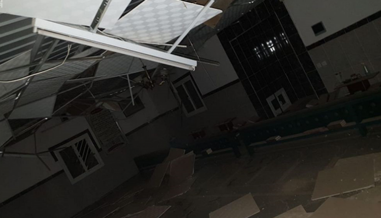 الأضرار التي لحقت بالمسجد جراء المقذوف الحوثي 