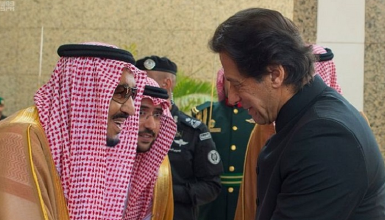 خادم الحرمين الشريفين أثناء مصافحة رئيس وزراء باكستان