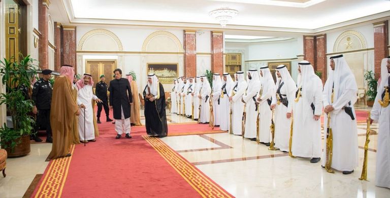 خادم الحرمين الشريفين أثناء مصافحة رئيس وزراء باكستان