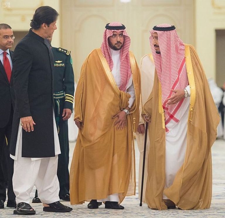 خادم الحرمين الشريفين أثناء مصافحة رئيس وزراء باكستان