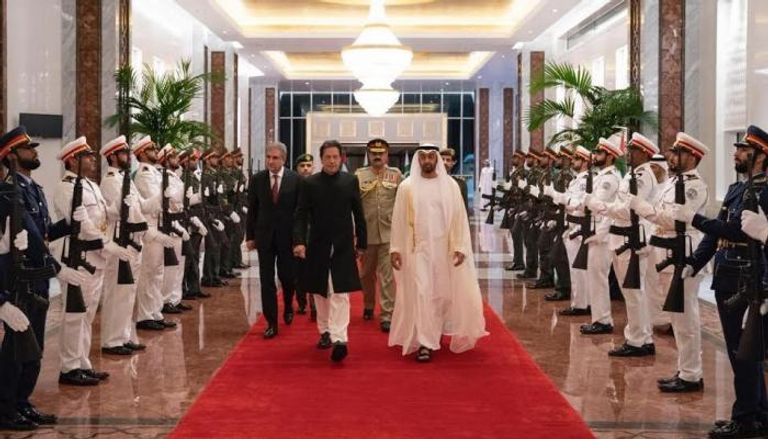 الشيخ محمد بن زايد آل نهيان لدى استقباله رئيس وزراء باكستان