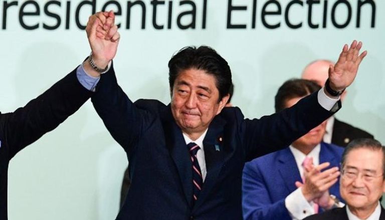 رئيس الوزراء الياباني شينزو آبي يحتفل بالفوز في الانتخابات
