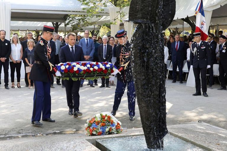 الرئيس الفرنسي إيمانويل ماكرون لدى وضعه باقة زهور تكريماً لضحايا الإرهاب إيمانويل ماكرون يضع باقة زهور تكريما لضحايا الإرهاب