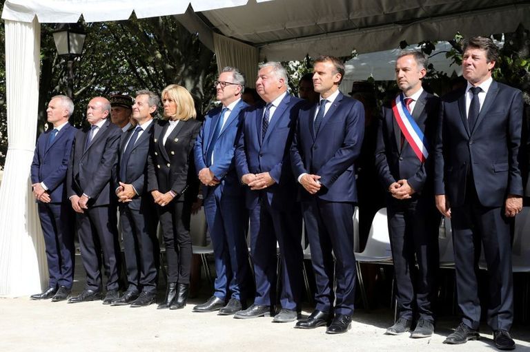 حفل التأبين بحضور سياسيين فرنسيين بارزين إيمانويل ماكرون يضع باقة زهور تكريما لضحايا الإرهاب