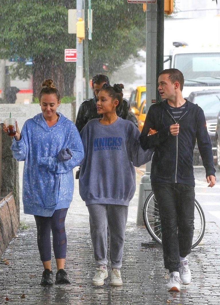 أريانا جراندي خلال تواجدها في نيويورك