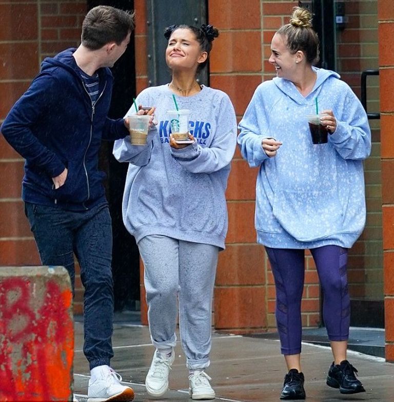 أريانا جراندي خلال تواجدها في نيويورك