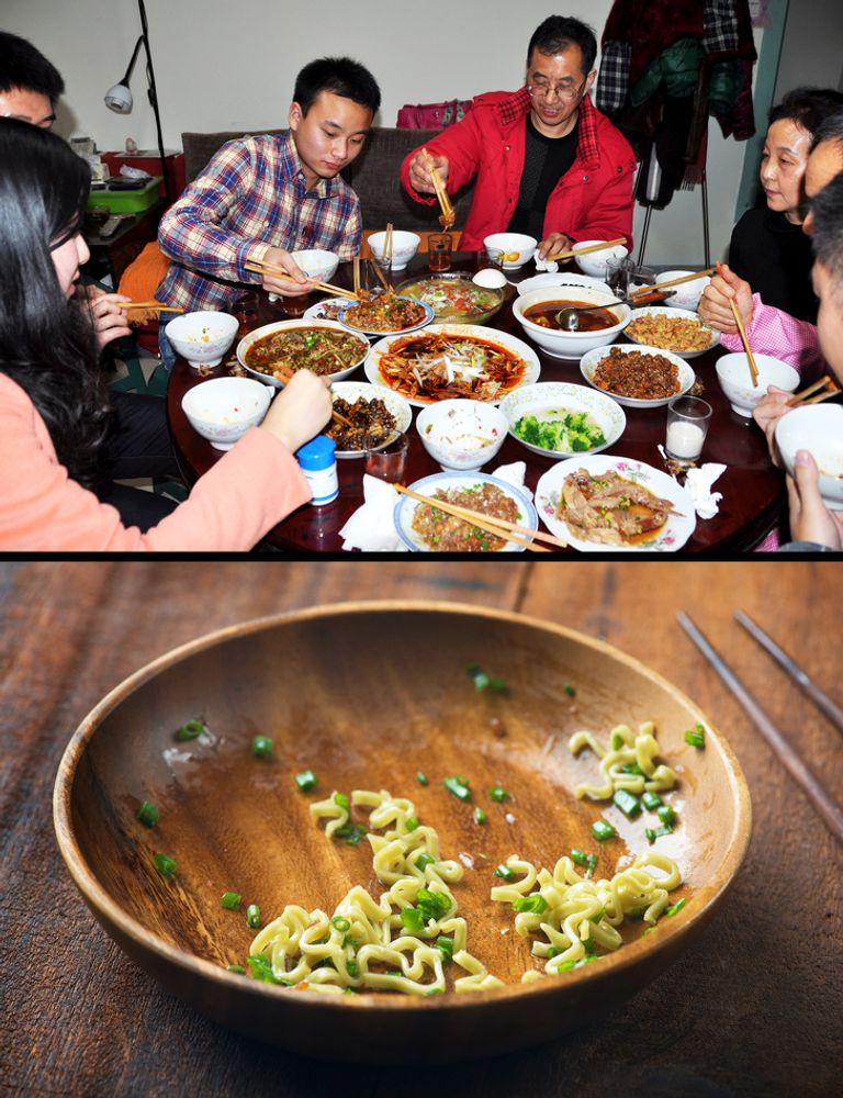 Сели ужинать. Традиции в Китае еда. Застолье в Китае на новый год. Этикет и традиции застолья в Китае. Села ужинать.