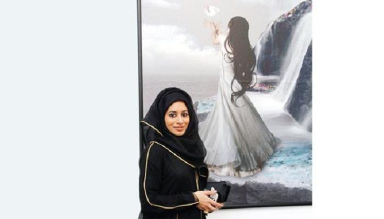 الفنانة التشكيلية الإماراتية سمية السويدي
