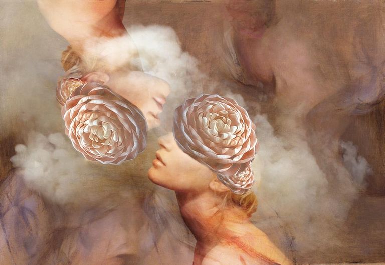 الفنانة التشكيلية الإماراتية سمية السويدي