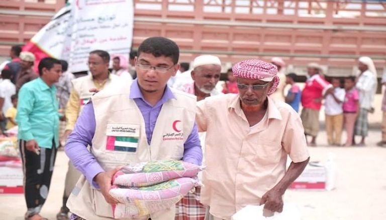 الهلال الأحمر الإماراتي يوزع مساعدات غذائية في منطقة معيان بحضرموت