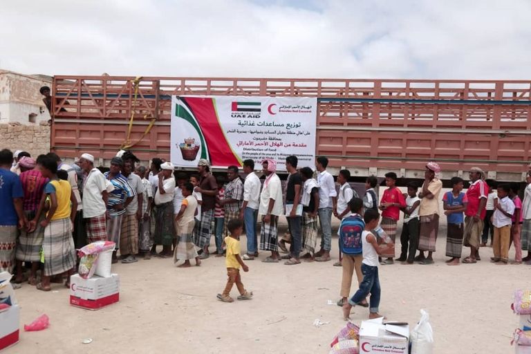 الهلال الأحمر الإماراتي يوزع مساعدات غذائية في منطقة معيان بحضرموت