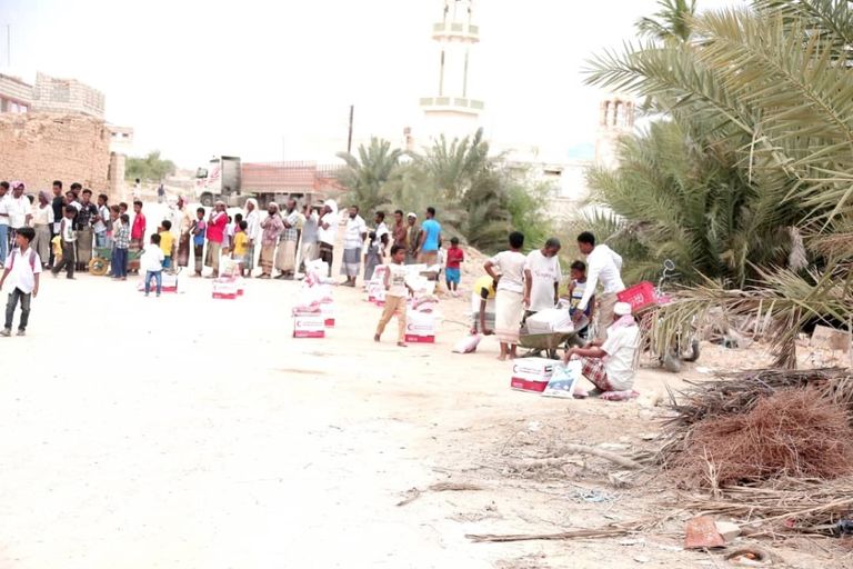 الهلال الأحمر الإماراتي يوزع مساعدات غذائية في منطقة معيان بحضرموت