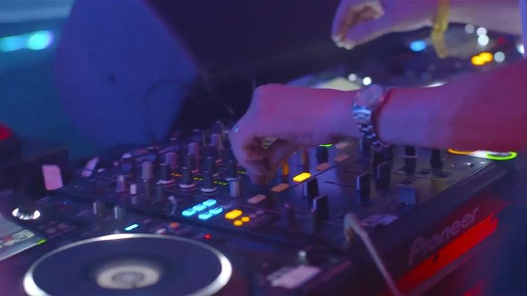 حفل موسيقي في أعمق حمام سباحة بالعالم