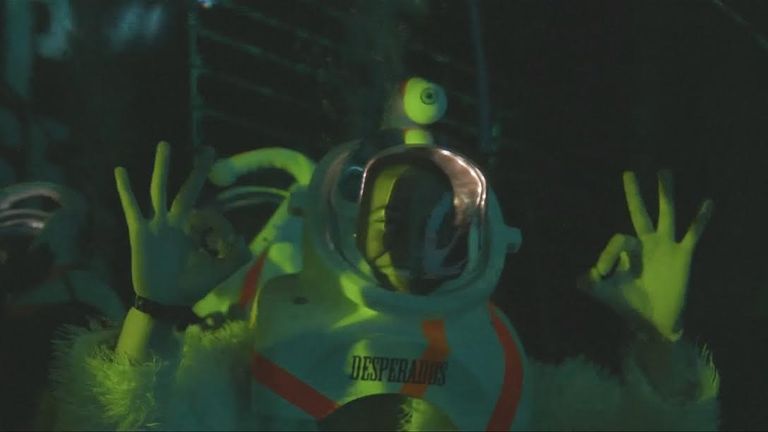 حفل موسيقي في أعمق حمام سباحة بالعالم