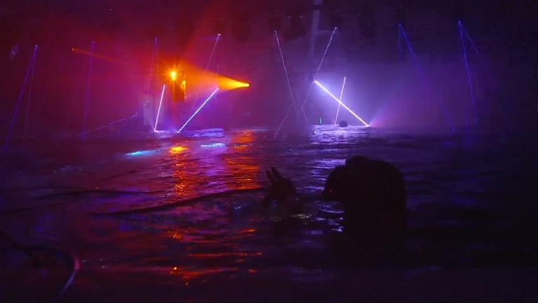 حفل موسيقي في أعمق حمام سباحة بالعالم