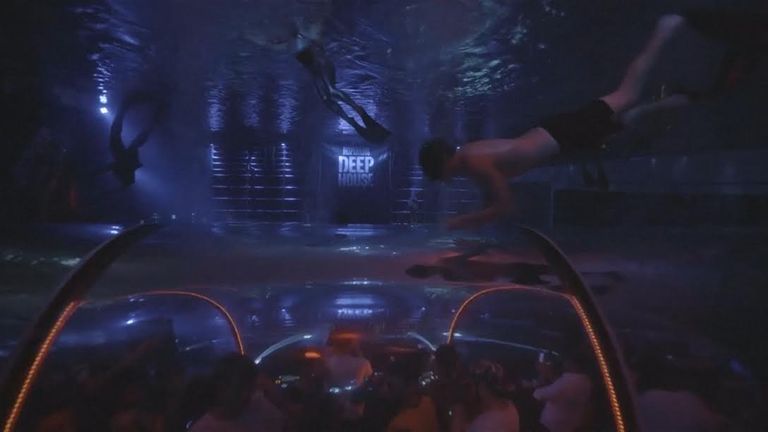 حفل موسيقي في أعمق حمام سباحة بالعالم