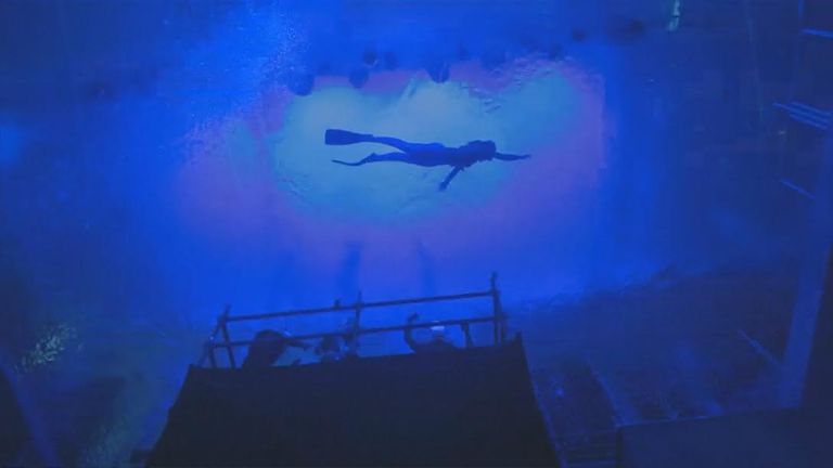 حفل موسيقي في أعمق حمام سباحة بالعالم