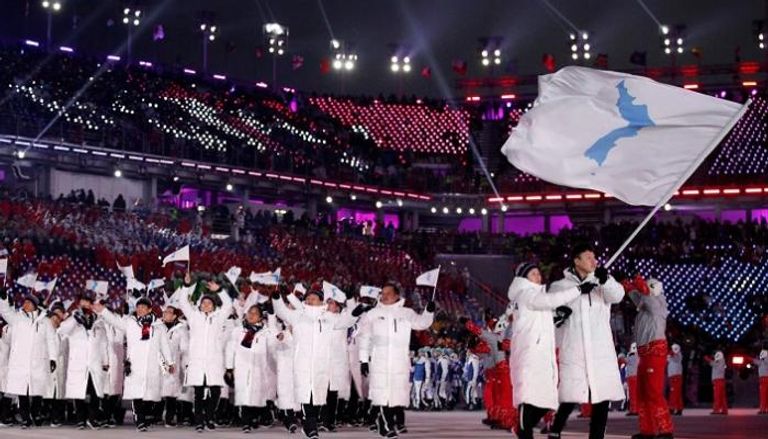 لاعبون رياضيون من الكوريتين يسيرون معا خلال الأولمبياد الشتوي