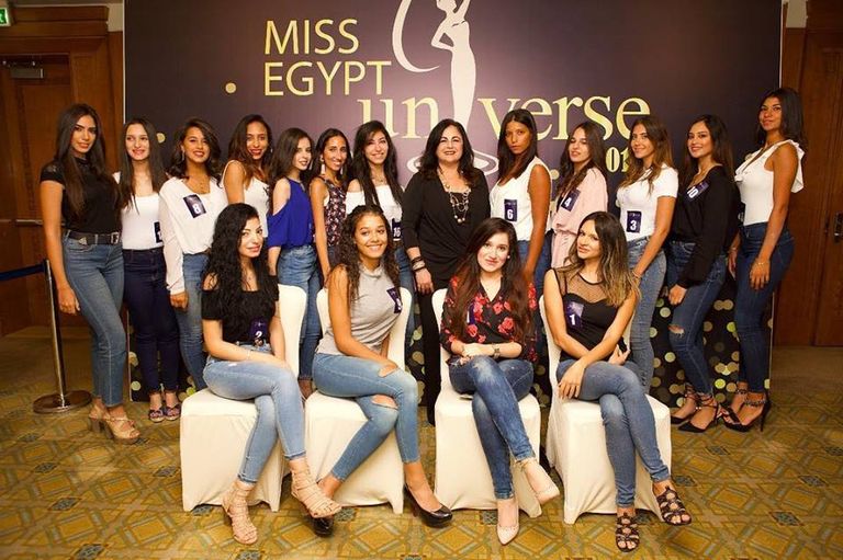 منظمة المسابقة ليلى عبود تتوسط المتنافسات