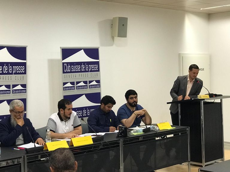 أعضاء بقبيلة الغفران خلال مؤتمر صحفي بجنيف لكشف انتهاكات نظام الحمدين بحقهم جانب من وقفة أفراد قبيلة الغفران في جنيف