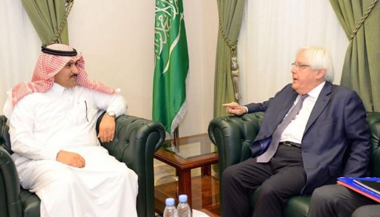 محمد آل جابر السفير السعودي لدى اليمن خلال لقائه المبعوث الأممي