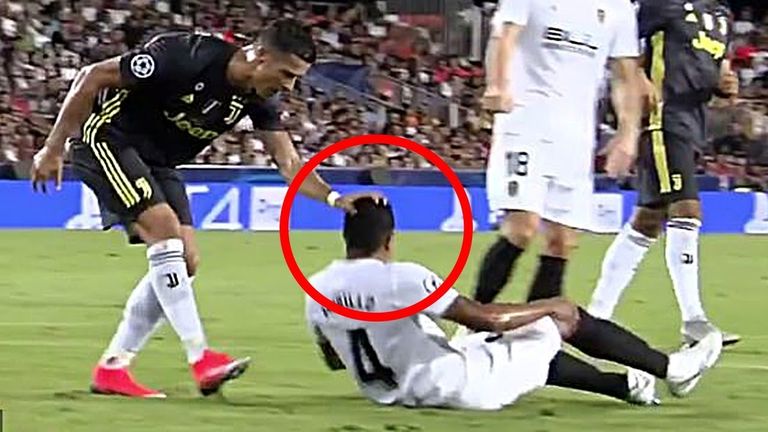 اللقطة التي تسببت في طرد رونالدو إيمري كان يعترض على طرد رونالدو