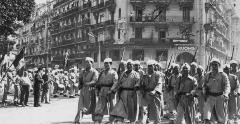 فرقة من الحركيين خلال استعراض عسكري في الجزائر في 8 مايو 1957 في ذكرى انتهاء الحرب العالمية- أرشيف وكالة الأنباء الفرنسية