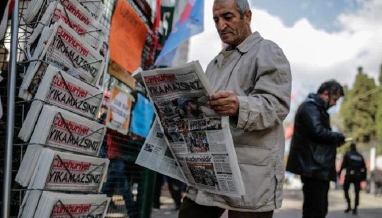 رجل تركي يتصفح صحيفة 