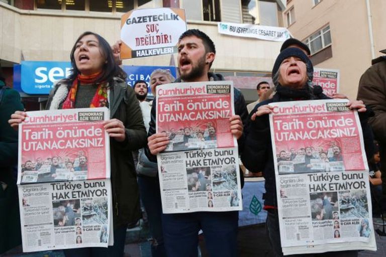 رجل تركي يتصفح صحيفة