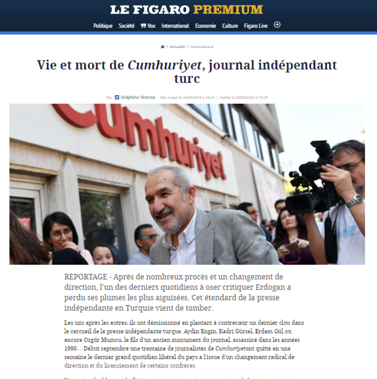 رجل تركي يتصفح صحيفة