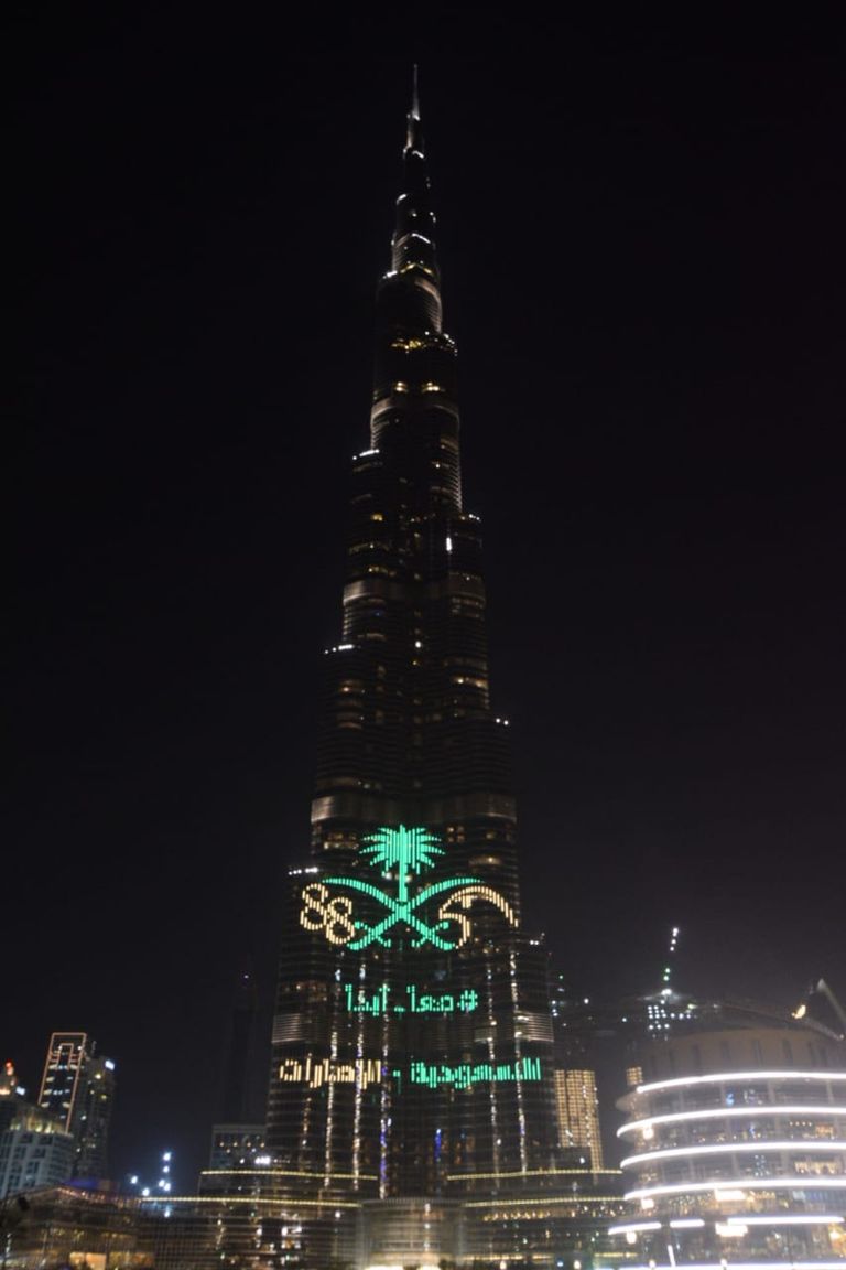 مبنى شركة "أدنوك" يكتسي بألوان العلم السعودي