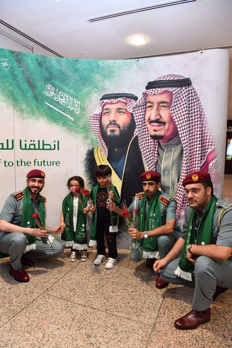 مبنى شركة "أدنوك" يكتسي بألوان العلم السعودي