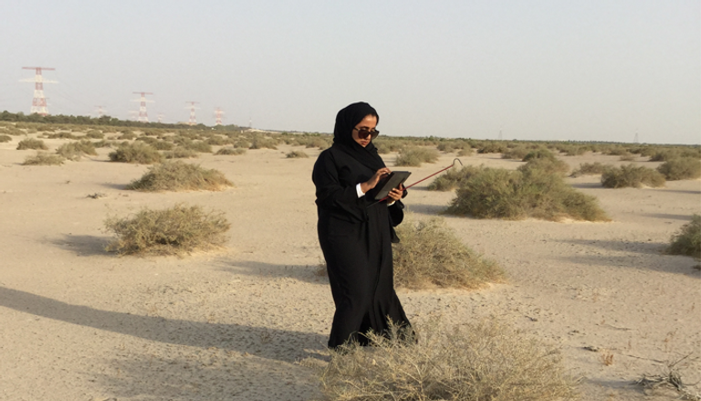 زمزم الراشدي أثناء رصد الحشرات