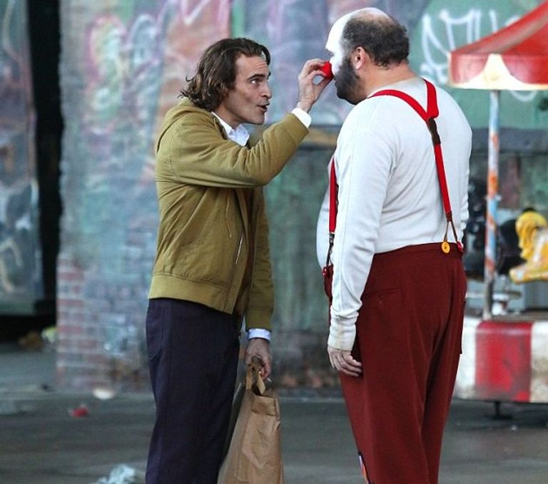 خواكين فونيكس في لقطة من "الجوكر"