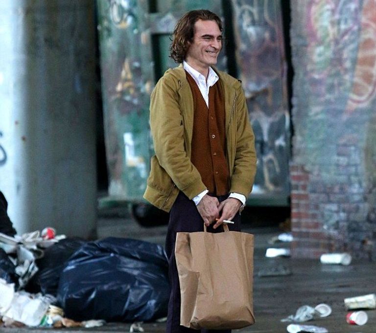 خواكين فونيكس في لقطة من "الجوكر"