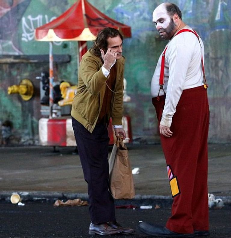 خواكين فونيكس في لقطة من "الجوكر"