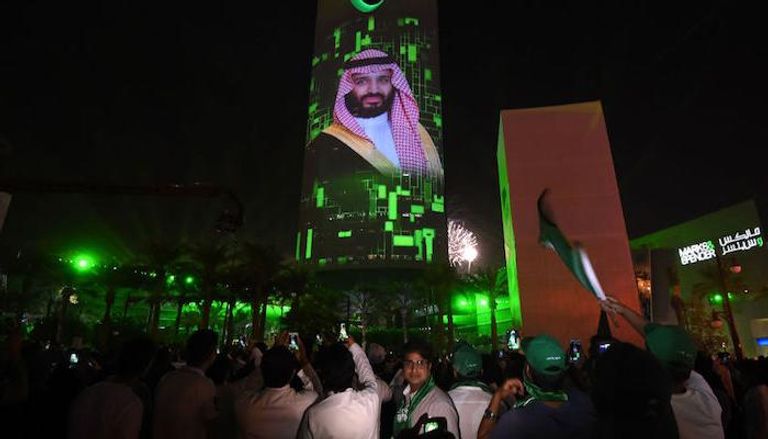 شبان سعوديون يهنئون المملكة بيومها الوطني عبر 