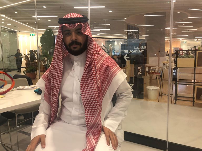 شبان سعوديون يهنئون المملكة بيومها الوطني عبر