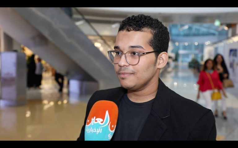 شبان سعوديون يهنئون المملكة بيومها الوطني عبر