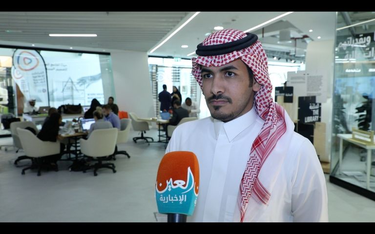 شبان سعوديون يهنئون المملكة بيومها الوطني عبر