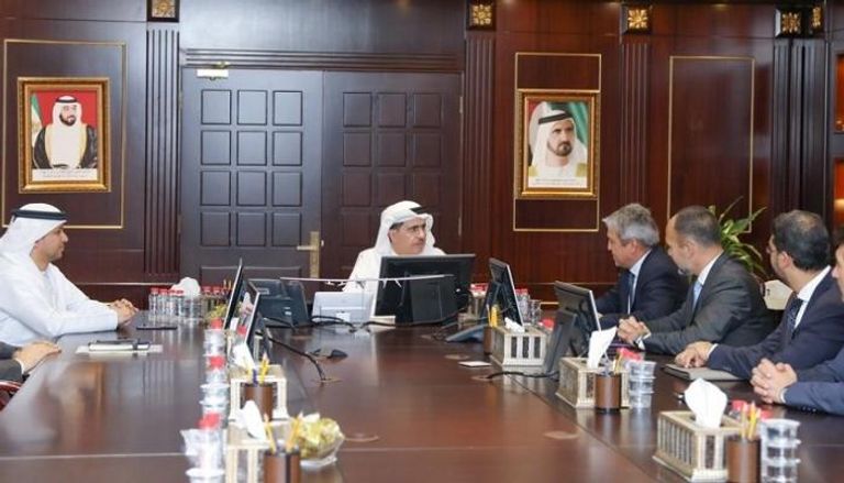 جانب من اجتماع رئيس هيئة كهرباء ومياه دبي مع وفد الشركة 