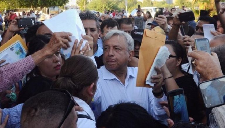 الرئيس المكسيكي المنتخب وسط مؤيديه - الصورة من رويترز