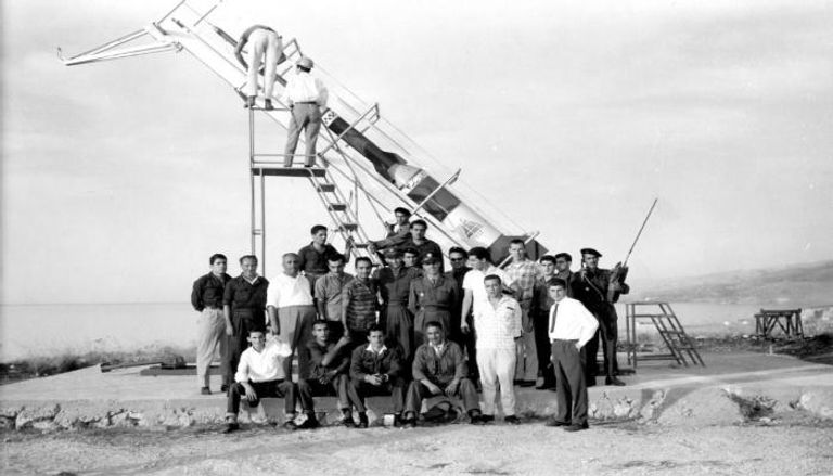 علماء وعسكريون أمام أول صاروخ تجريبي صنعه لبنان في الستينيات