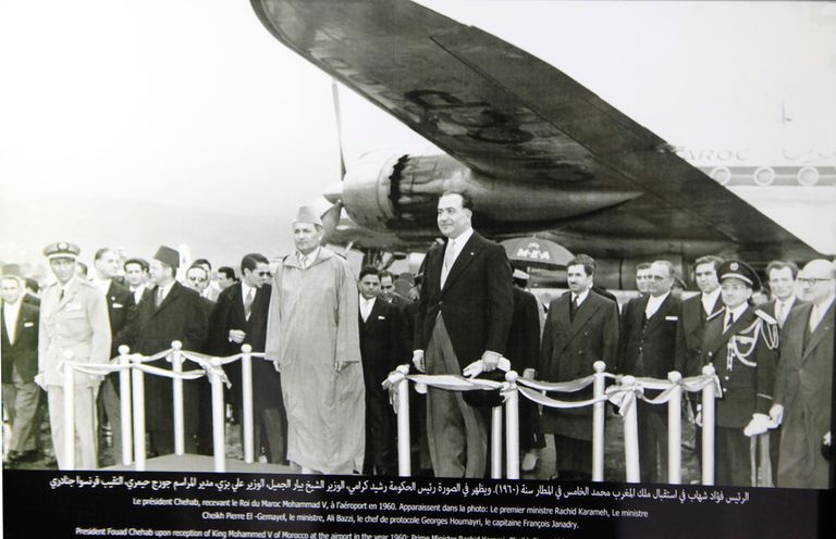 علماء وعسكريون أمام أول صاروخ تجريبي صنعه لبنان في الستينيات