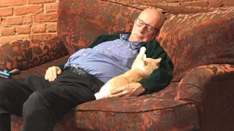 عجوز يتطوع للقيلولة بجوار القطط