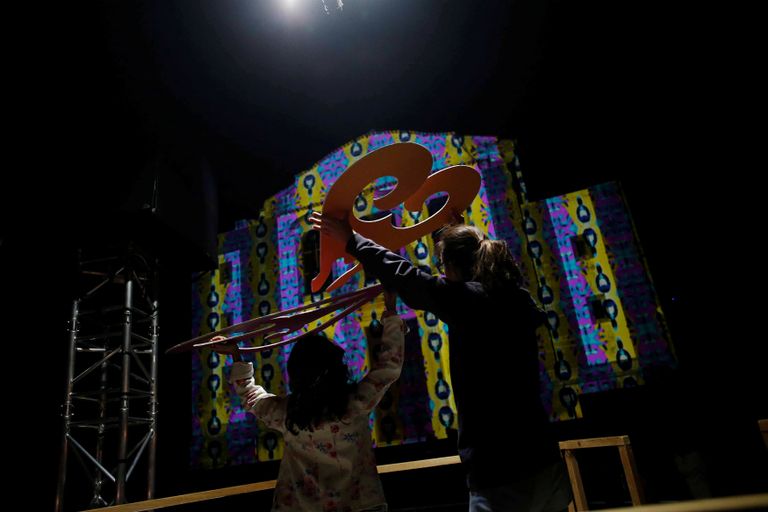 مهرجان لومينا يبهر الزوار في بلدة كشكايش البرتغالية