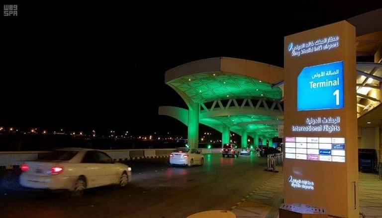 مطار الرياض يتوشح الأخضر 