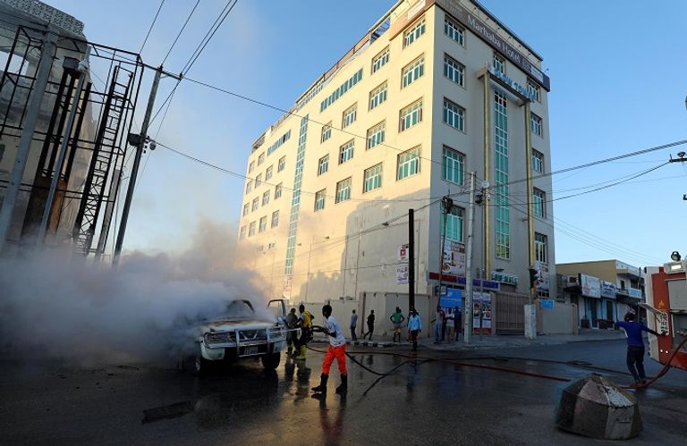 رجال الإطفاء خلال محاولة إطفاء سيارة مشتعلة بعد انفجارها محاولة إطفاء إحدى السيارتين الملغومتين بعد انفجارها - رويترز