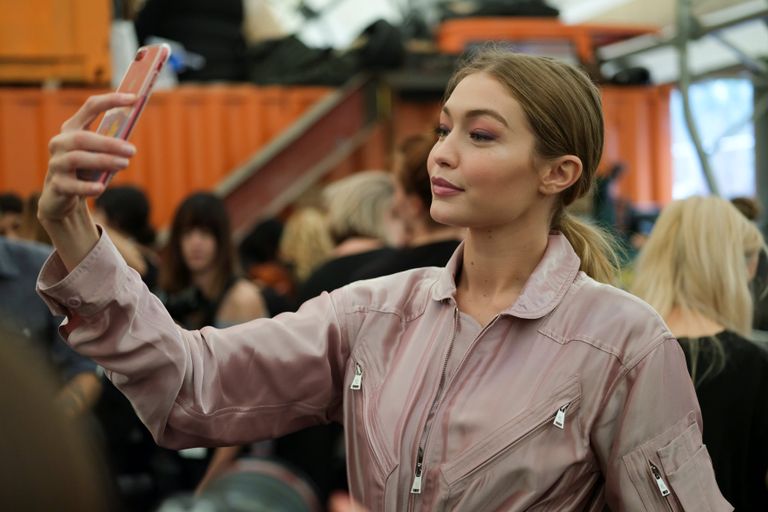 جيجي حديد عارضة أزياء أمريكية جيجي حديد عارضة أزياء أمريكية