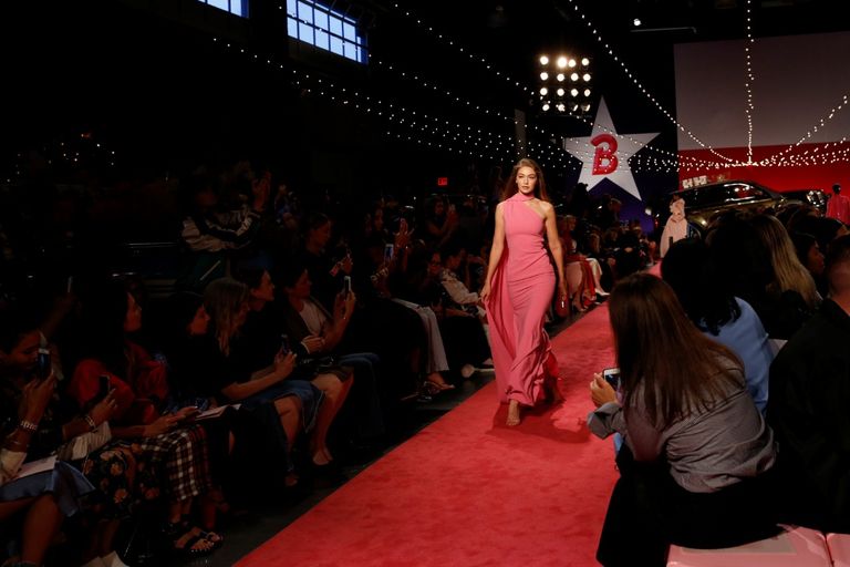 جيجي حديد عارضة أزياء أمريكية